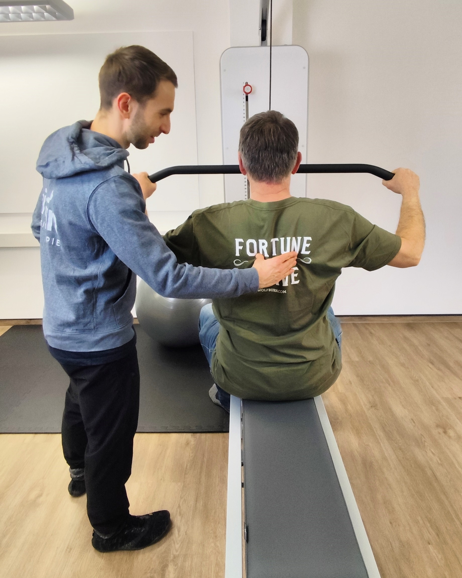 Krankengymnastik am Gerät